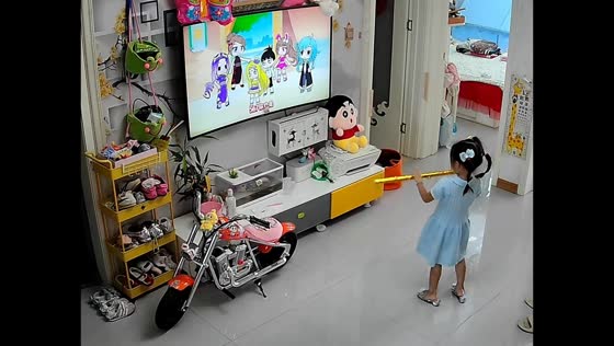 Girl accidentally shatters television screen while playing with stick in Shandong, China