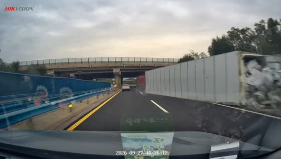 Trailer truck overturns and nearly hits passing vehicle in Ningxia, China