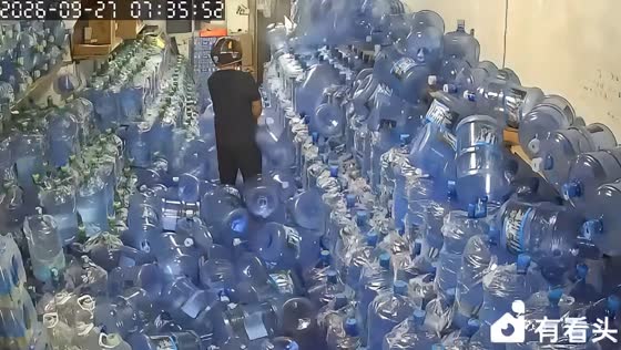 Stack of empty bottles collapses onto worker at warehouse in Zhejiang, China