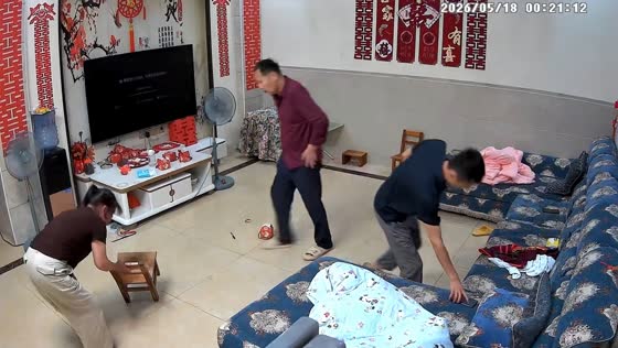 Security camera captures family reacting to earthquake in Liuzhou, Guangxi, China
