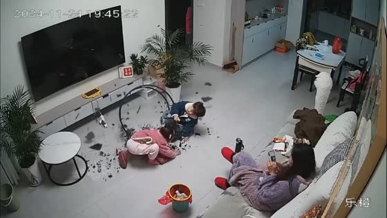 Two kids cause glass table to shatter in Jiangxi, China