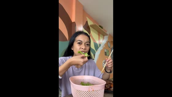 Woman hilariously devours lettuce during samgyeopsal meal in Tagum, Philippines