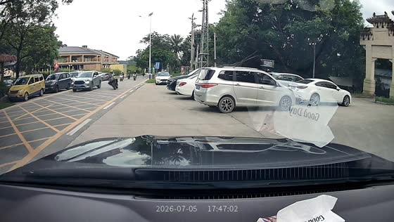 Motorcyclist falls after side box strikes turning car in Guangdong, China