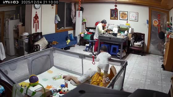 Toddler falls out of crib after losing balance in Guangdong, China