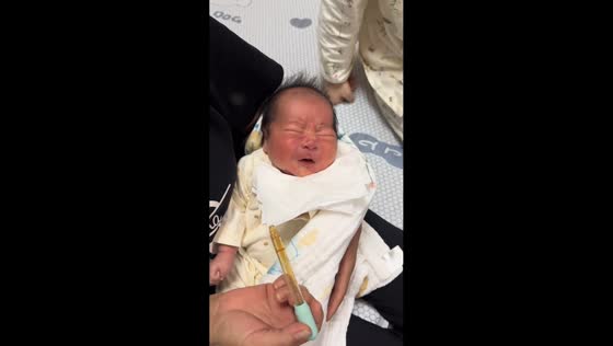 Baby refuses second dose after tasting bitter medicine in Zhejiang, China