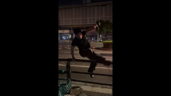 Man falls after railing gives way during late-night parkour attempt in Liaoning, China