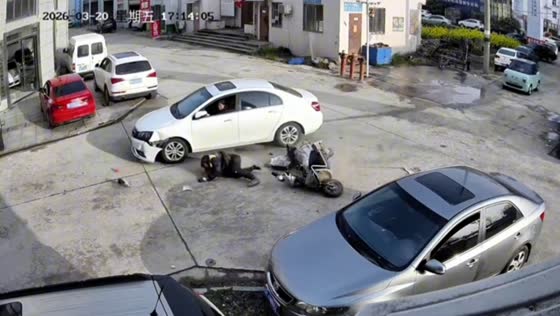 Scooter collides with car at intersection in Hubei, China