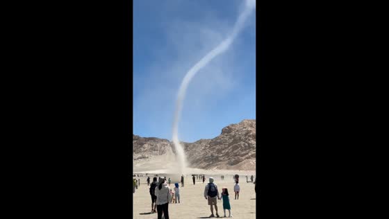 Dust devil sweeps through crowd in Qinghai, China