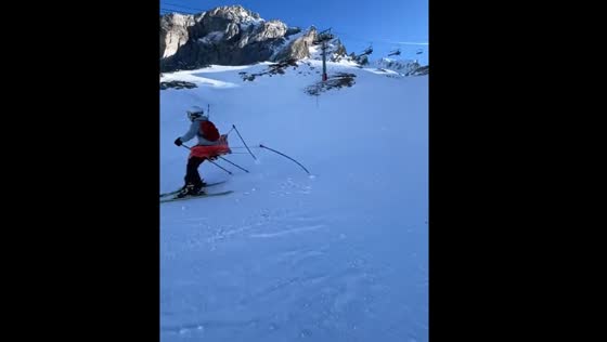 Skier collides with sign and falls in Gourette