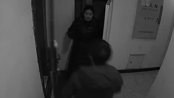 Man startled by woman in dark corridor in Heilongjiang