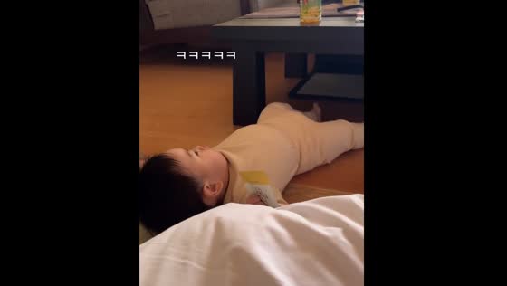 Child falls while playing at table in Seoul