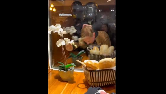 The police arrested the man, but before that they hit his head several times on the glass!