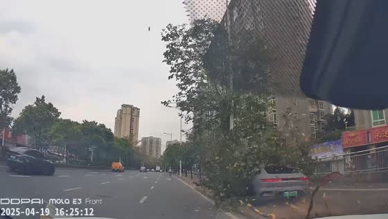 Car crashes into pole after failed chase in Hunan, China