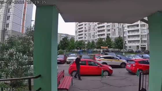 Man narrowly avoids falling water bombs outside building in Podolsk, Russia