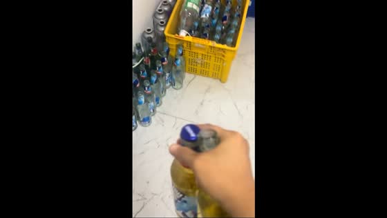 Man opens beer bottles in an unusual way in Henan, China