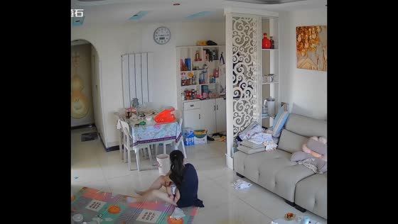 Mother slips on sliding carpet while carrying child in Shandong, China