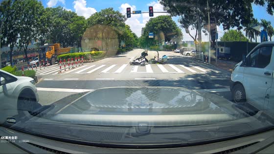 Motorcycle crashes into scooter at pedestrian crossing in Guangdong, China