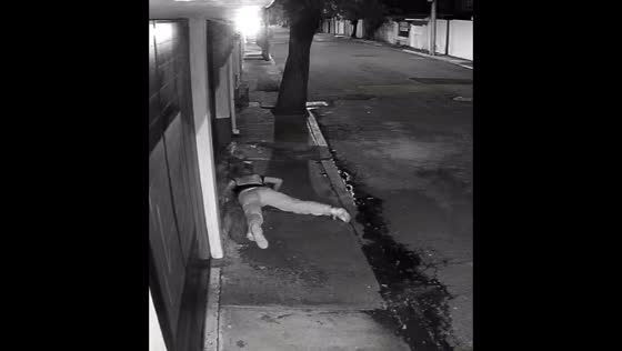 Woman falls while sneaking out in Toluca, Mexico