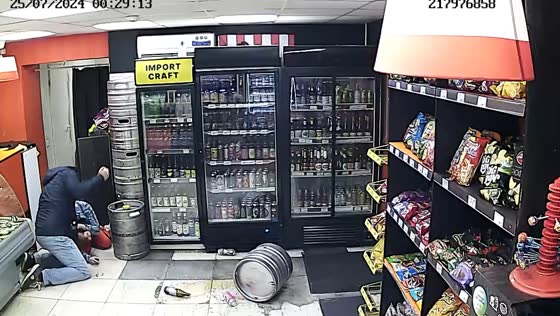 Drunk man beats saleswoman after breaking beer bottles in Perm, Russia