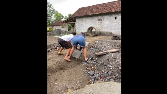 Culvert crumbles during move in Blitar, East Java