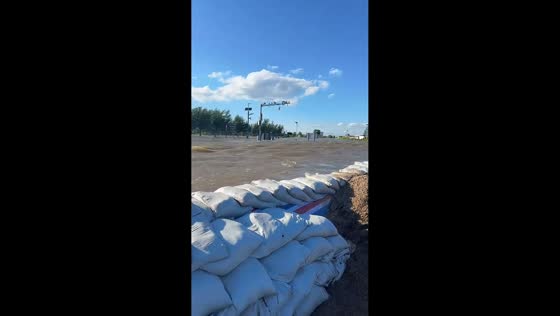 Emergency crews build sandbag levee as river rises in Heilongjiang, China