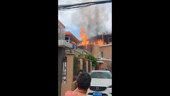 Large house fire engulfs residential building in Ningbo, Zhejiang, China