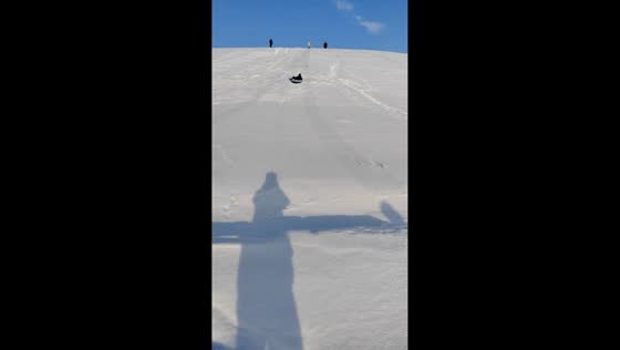 Snow slide jump causes stumble in Xinjiang, China