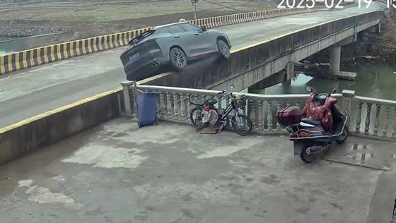 Car nearly goes over bridge after hitting trash bin in Guangzhou