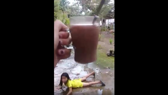 Unexpected fail! The little girl was playing and slipped in the mud.