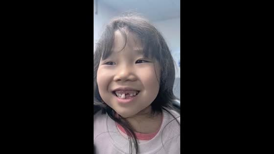 Little girl talks nonstop despite wobbly front tooth in Henan, China