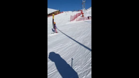 Young skier bumps into “Slow” sign in Xinjiang, China