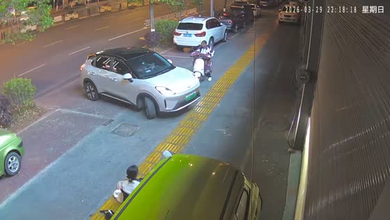 Car hits scooter during turn into parking area in Yunnan, China