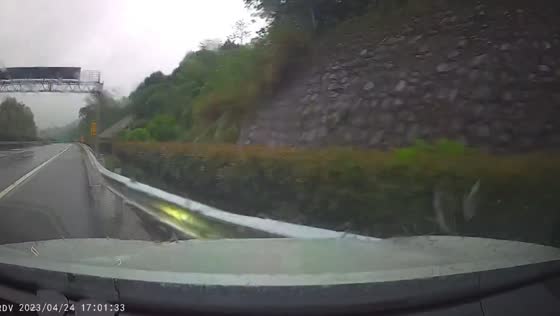 Dash cam captures Toyota Camry accident on rainy highway in Jiangxi
