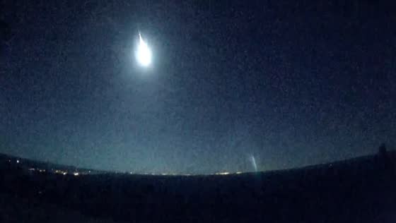 Dazzling meteor fireball streaks across the night sky in Tennessee, USA