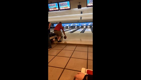 Man shows off unique bowling stance in Cincinnati, USA