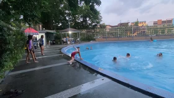 Manila swimmer slips and falls into pool during jump