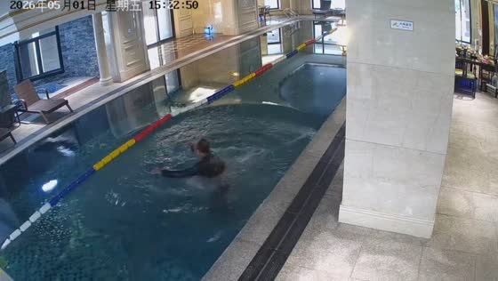 Man accidentally walks into still swimming pool in Fujian, China