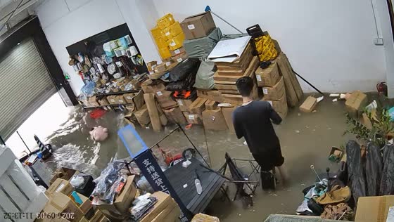 Sudden floodwater rushes into storage facility in Guangdong, China