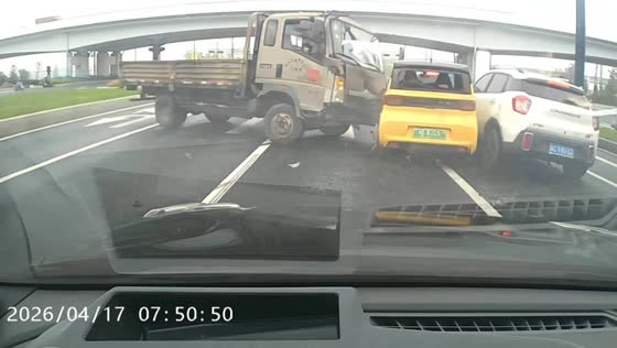 Flatbed truck triggers multi-vehicle crash in Zhejiang, China