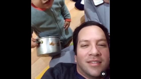 Toddler hits dad with metal pot, caught off guard in Santiago, Chile