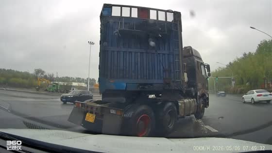 Dashcam captures near-collision with truck during heavy rain in Jilin, China