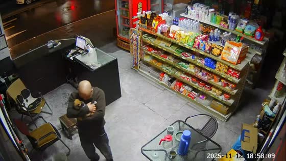 Owner reunites with missing cat inside convenience store in Zhejiang, China