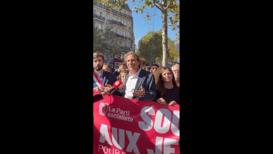 Protester calls Jérôme Guedj a “social traitor” during demonstration in Paris, France