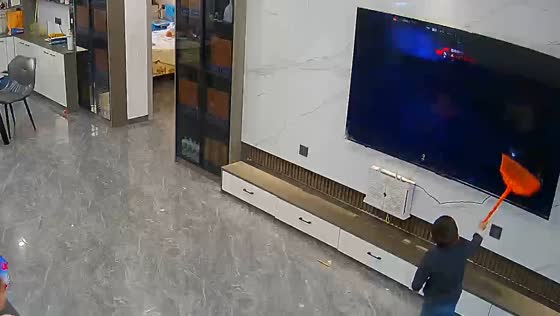 Child breaks TV with broom in Henan province