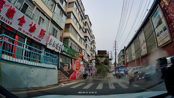 Mixer truck tire bursts and startles roadside vendor in Jilin, China