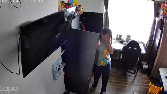 Cabinet door snaps back and hits woman in Bogotá, Colombia