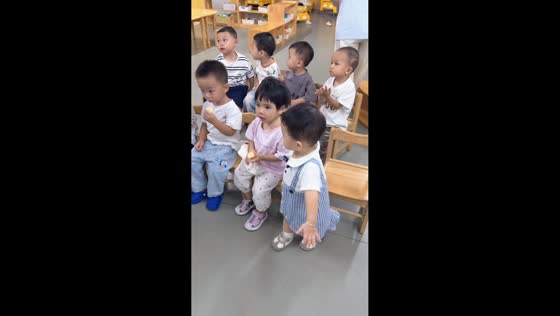Toddler takes another child’s food before it is taken back in Fujian, China