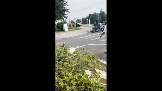 Man rescued after cargo tricycle overturns at intersection in Jiangsu, China