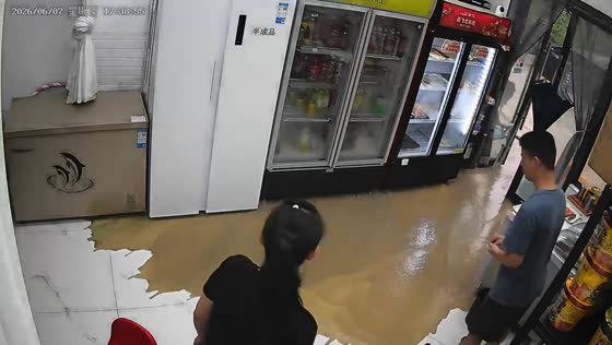 Floodwater rushes into shop during heavy rain in Guangxi, China