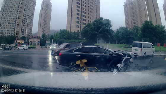Van spins across intersection after collision in Liaoning, China